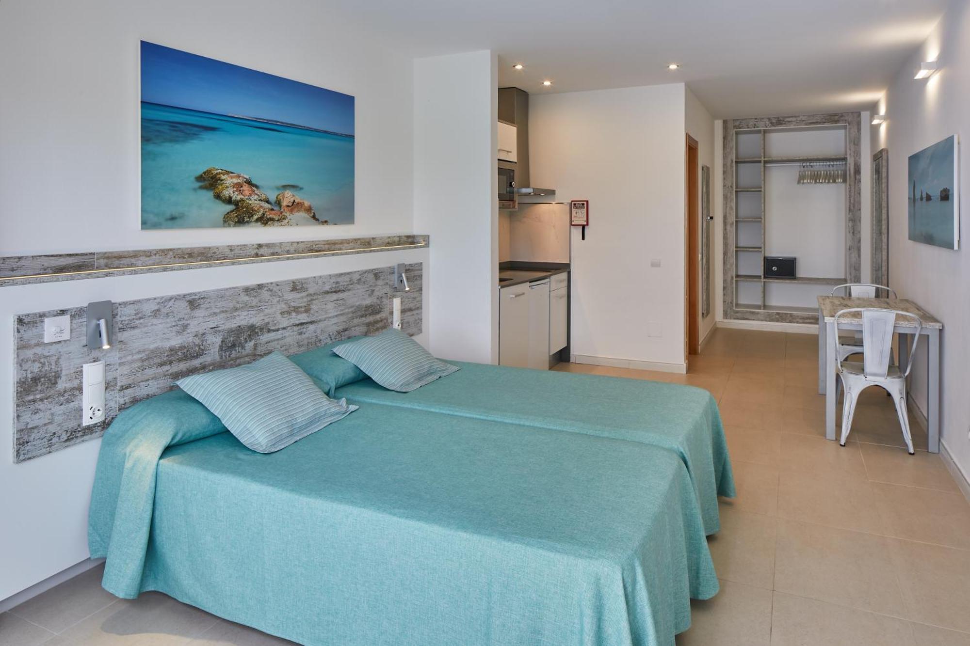 Playa Bella Apartments Sant Antoni de Portmany Екстериор снимка