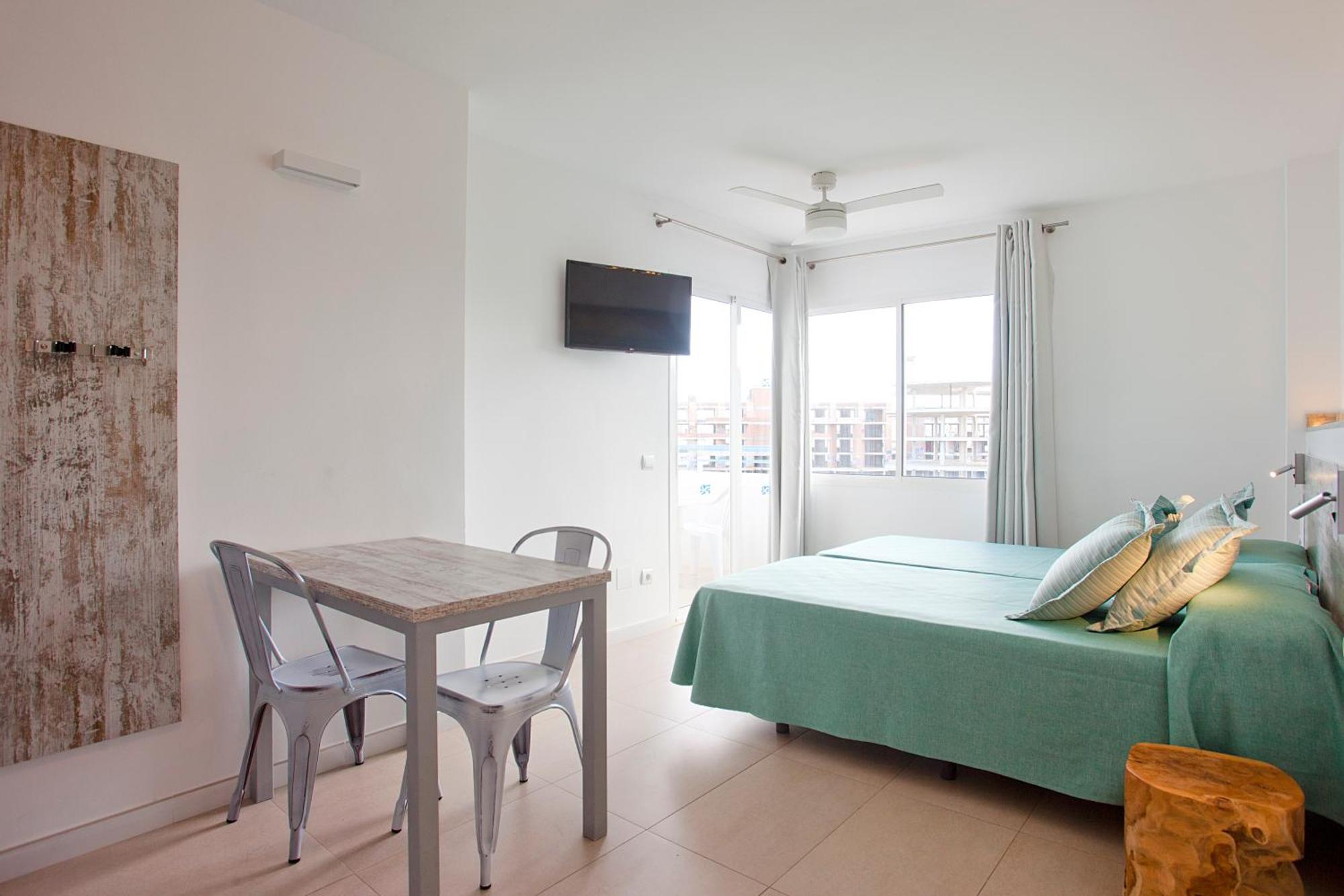 Playa Bella Apartments Sant Antoni de Portmany Стая снимка